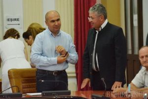 USR continuă lupta cu PNL: Insinuează că liberalii pregătesc o alianţă în Bihor cu UDMR