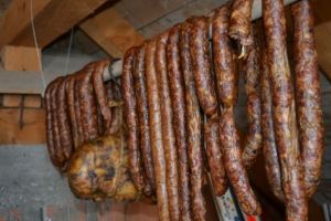 Hoţi înfometaţi la Dumbrăveni – Au furat slănină şi cârnaţi dintr-o casă