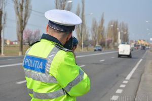 Şofer de BMW, prins pe radar gonind cu peste 150 kilometri pe oră lângă Tămăşeu. Cum l-au pedepsit poliţiştii rutieri