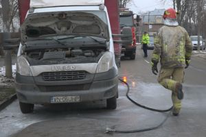 FOTO O maşină a luat foc pe Bulevardul Mihai Eminescu din Botoşani