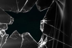 Topliţa: magazin spart în noaptea dintre ani. Suspecţii au fost prinşi de poliţişti şi reţinuţi pe 24 de ore