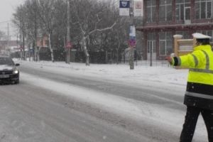 Poliţiştii sătmăreni, sfaturi pentru şoferi: 5 lucruri pe care să nu le faceţi pe polei, gheaţă şi zăpadă