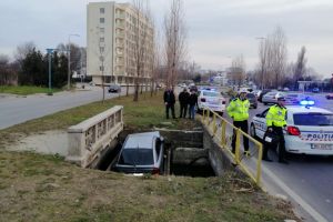 Constanta: Un sofer baut a cazut cu masina in canal (galerie foto + video)