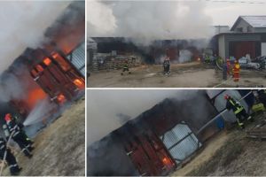 UPDATE FOTO| INCENDIU la anexa unei firme din Aiud: Focul este extins pe o suprafaţă de aproape 50mp. Au intervenit pompierii