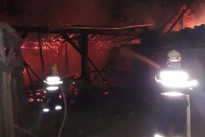 O casă din Sibiu arde din temelii – Pompierii se luptă cu flăcările