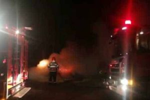 VIDEO| INCENDIU în Alba Iulia pe strada Mircea Eliade: S-au aprins 3 căpiţe de fan. Au intervenit pompierii