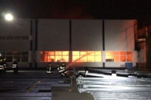 VIDEO Alertă MAXIMĂ la fabrica din Bucureşti, unde s-a produs un incendiu: Există pericol de EXPLOZIE