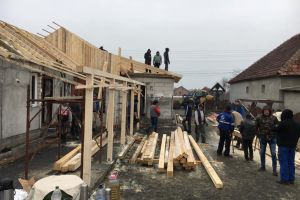 FOTO. Sătmăreni rămaşi fără casă din cauza unui incendiu, salvaţi de generozitatea oamenilor!