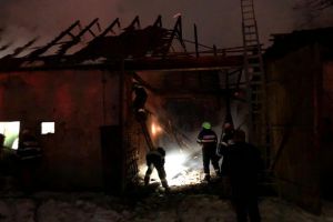 FOTO Şură în flăcări la Sărata – Pompierii sibieni la datorie