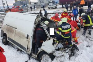 Accident grav in judetul Suceava: Autoutilitara, lovita de tren. O persoana a murit (galerie foto)