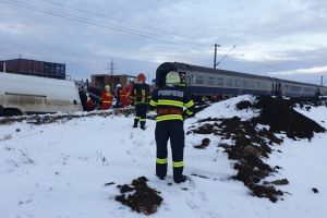 FOTO Autoutilitară lovită de tren! O persoană a murit, iar alta a fost grav rănită