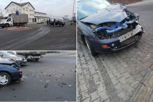 FOTO. ACCIDENT în sensul giratoriu de la Ambient. Coliziune puternică între o dubă şi o maşină, pe fondul neacordării de prioritate