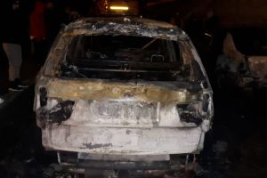 Galati: Masina, distrusa de flacari. Incendiul s-a extins si la alte doua autoturisme (video) 