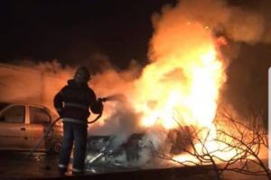 Un BMW X5 a ars în totalitate, noaptea trecută