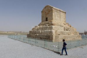 „Imperiul răului” şi faţa sa aproape nevăzută