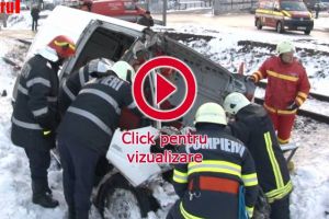 Microbuz lovit de tren la Şcheia. Bilanţul este tragic: un tânăr mort, fratele său rănit grav