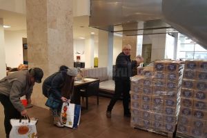 Pachetele cu ajutoare de la UE se distribuie în incinta Orizont Mall Burdujeni