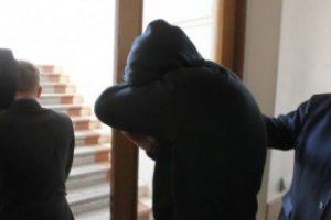 Un adolescent din Botoşani a furat o maşină, apoi a abandonat-o. Poliţiştii l-au arestat