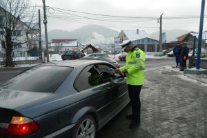 Șoferi rămaşi fără permise fiindcă rulau cu viteză mare pe drumuri cu polei