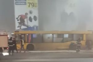 Incendiu la un autobuz aflat în staţia Auchan