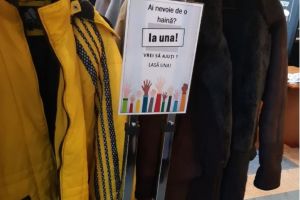 Campanie initiata de Directia Generala de Asistenta Sociala Constanta: Ai nevoie de o haina? Ia una! Vrei sa ajuti? Lasa una! (galerie foto) 