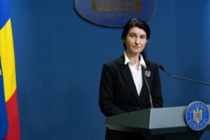 Violeta Alexandru, ruptă total de realitate cand le spune batranilor sa incaseze pensia pe card. Câte cătune au bancomate în România