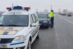 La volan pe şoselele judeţului, cu permise de conducere false. Au intervenit poliţiştii
