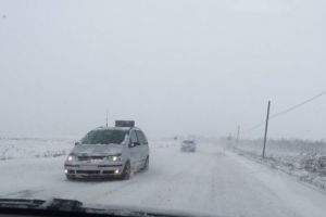 Maşina unui ieşean a derapat şi a ieşit în decor, în apropierea comunei Praid. Trei persoane au fost rănite