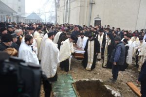 FOTO Peste 60 de preoţi prezenţi la înmormântarea preotului- profesor Daniel Cojocaru. PS Calinic Botoşăneanul a fost şi el la slujbă