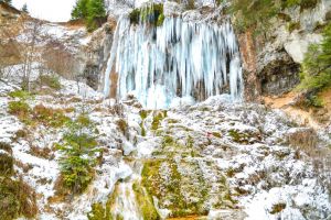 FOTO – VIDEO: Imagini SPECTACULOASE cu una dintre MINUNĂȚIILE naturale ale Munţiilor Apuseni. Peisajul de gheaţă superb de la Cascada Pişoaia