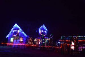 Foto: Misiune foarte dificilă pentru membrii comisiei de la Primăria Bucium, pentru alegerea celei mai FRUMOASE case împodobite de Crăciun