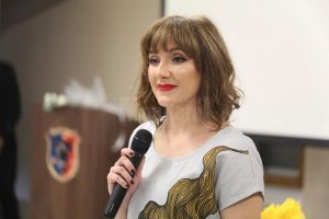 Jurnalista Adriana Dascălu invită sucevenii să susţină campania „Opreşte cancerul de ...