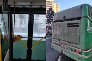 Uşa unui autobuz din Suceava blocată cu o mătură, prezentată public de Dan Ioan Cuşnir