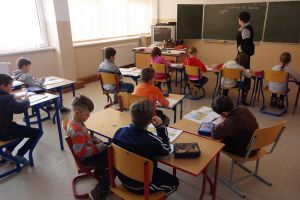 Elevii şi preşcolarii se întorc la cursuri, după trei săptămâni de vacanţă