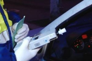 Un şofer din Botoşani s-a cinstit cu alcool, apoi a urcat la volan. Poliţiştii l-au pus să sufle în etilotest