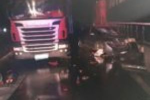 Coliziune între două tiruri şi un autoturism! Trei tineri au ajuns la spital