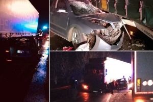 FOTO| Accident GRAV cu o maşină din Alba: Trei persoane au fost rănite după impactul maşinii cu doua tiruri