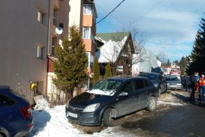 Femeie rănită de zăpada căzută de pe un bloc