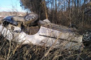 FOTO & VIDEO Accident la Baisa! Doi bărbaţi răniţi după ce s-au răsturnat cu maşina în pădure. Șoferul era băut