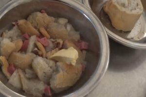 Bolnavii dintr-un spital de psihiatrie din România, hrăniţi cu pâine şi eugenii înmuiate în apă, salam şi margarină