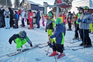 FOTO – Aglomeraţie în staţiunea Păltiniş – Elevii petrec pe pârtie ultimul weekend din vacanţa de iarnă