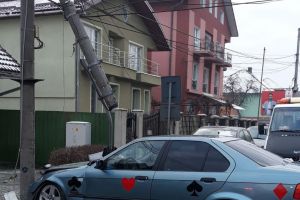 Un BMW a lovit un stâlp de electricitate de pe strada 1 Decembrie (FOTO)