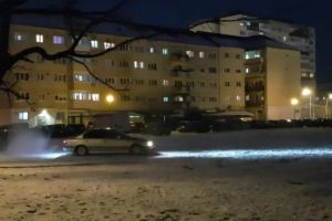 Drifturi noapte pe zăpadă la Sibiu- Un teribilist cu BMW s-a dat în spectacol printre blocuri la Cireşica FOTO/VIDEO