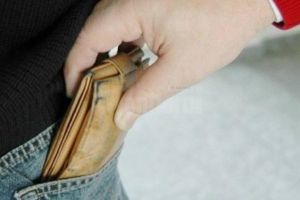 A stat la băut la o masă dintr-o crâşmă şi a fost „uşurat” de portofelul cu bani şi acte