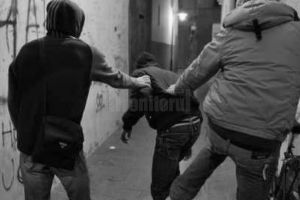 Un tânăr care ar fi servit cu bere şi apă un cerşetor s-a ales cu o plângere penală ...