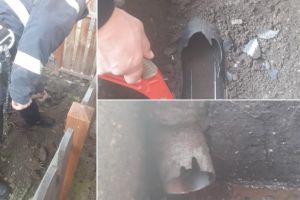 FOTO VIDEO| O pisică blocată într-un tub de canalizare a fost salvată de pompierii Alba