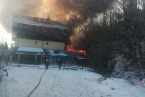 UPDATE: Incendiu la o pensiune din judetul Brasov. Pompierii, chemati in ajutor (galerie foto)    