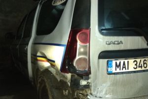 FOTO Poliţistul de circulaţie din Botoşani rănit după ce maşina de poliţie în care se afla a fost lovită de un şofer beat a fost externat