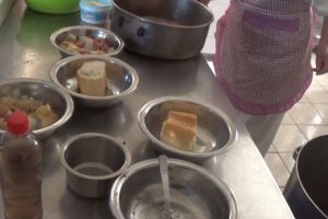 VIDEO Pacienţii unui centru de psihiatrie, hrăniţi cu pâine înmuiată în apă