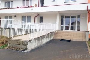 Rampe de abces: Autorităţile îşi pasează reciproc responsabilitatea în privinţa rampelor stupide de la blocurile ANL din Oradea